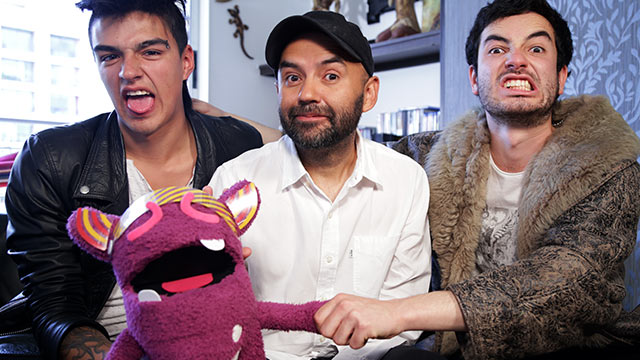 La Sociedad de la Sombrilla junto al Profe y a Radiolito