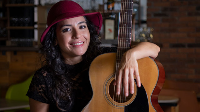 Mujer con guitarra