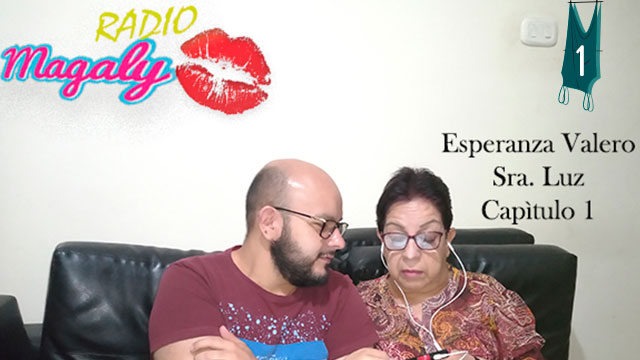 Madre e hijo en un sofá