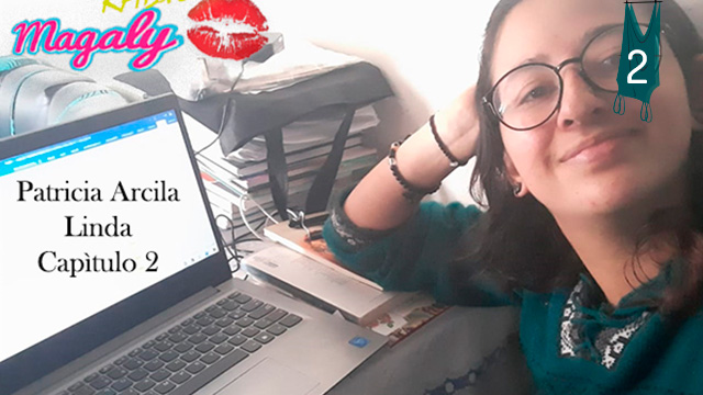 Mujer feliz con su computadora