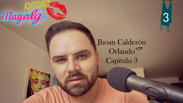 Hombre hablando en su casa por el micrófono