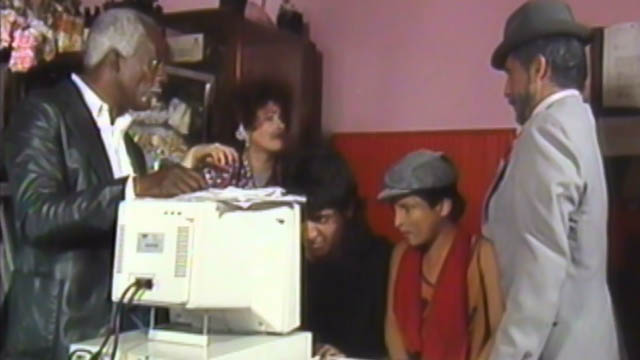 Peter Alexander y don Trino discuten en Romeo y Buseta. Disponible en la plataforma de streaming RTVCPlay.