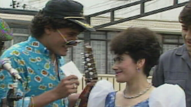 Asiste junto a los Tuta al bazar del barrio en Romeo y Buseta. Disponible en www.rtvcplay.co.