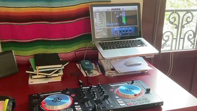 Portátil, herramientas en una mesa de trabajo