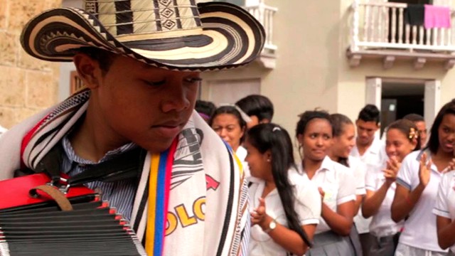 niño con sombrero vueltiao tocando el acordeón.