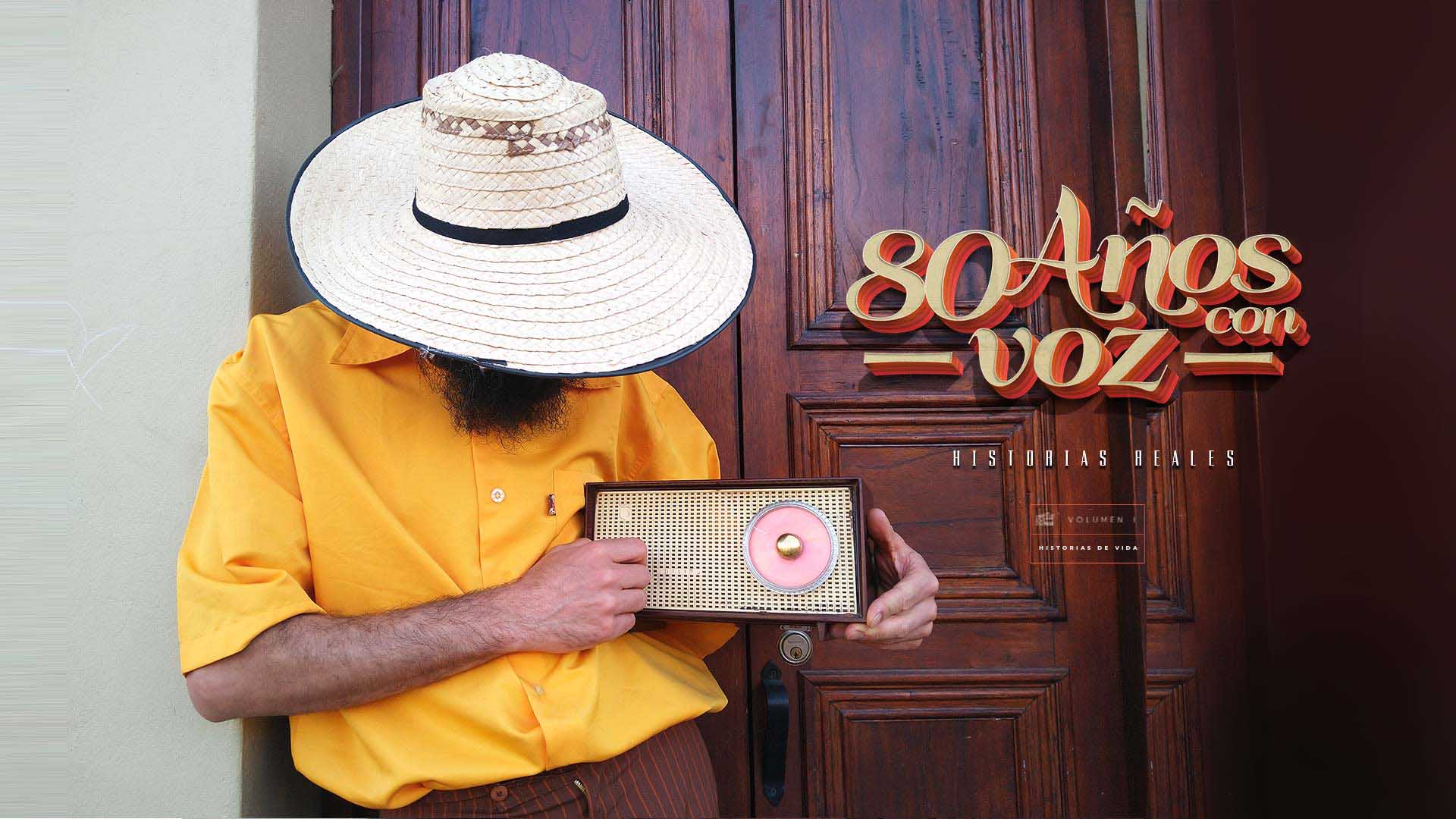 Un hombre escucha radio con un sombrero puesto
