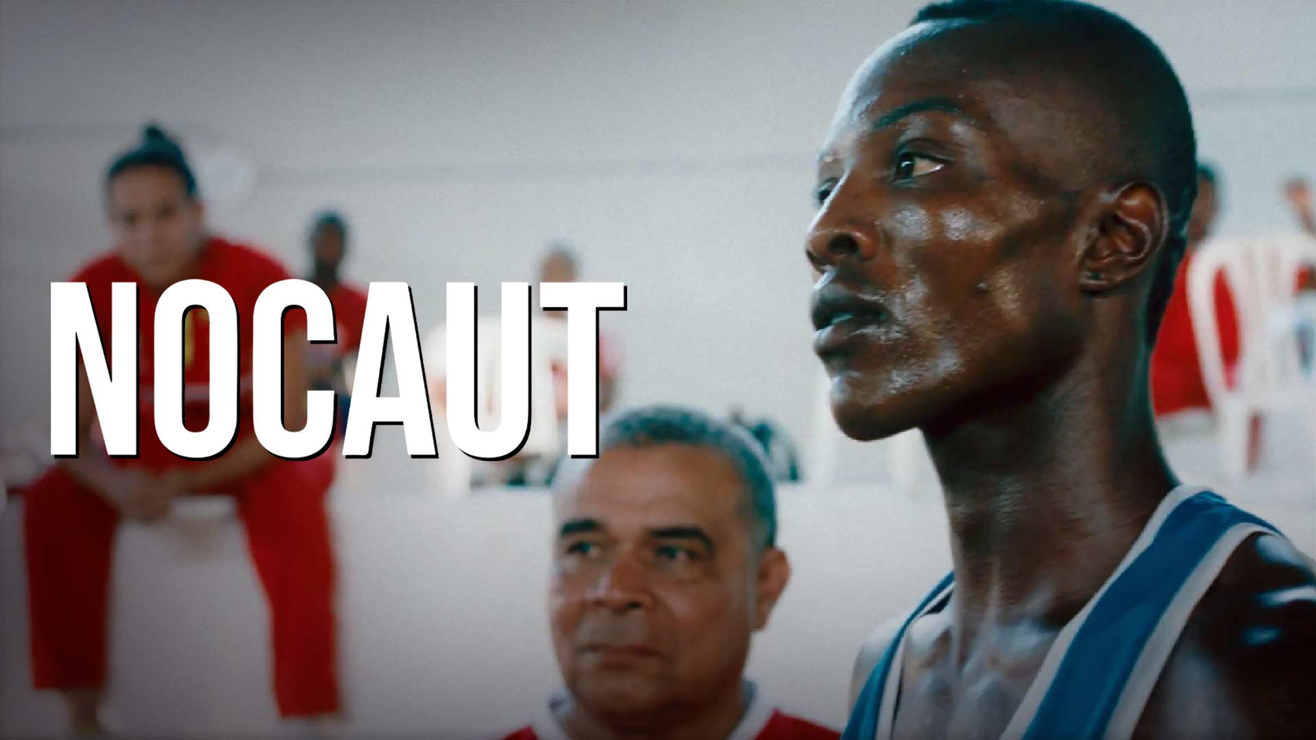 hombre joven afrodescendiente de perfil junto a su entrenador en el ring de boxeo