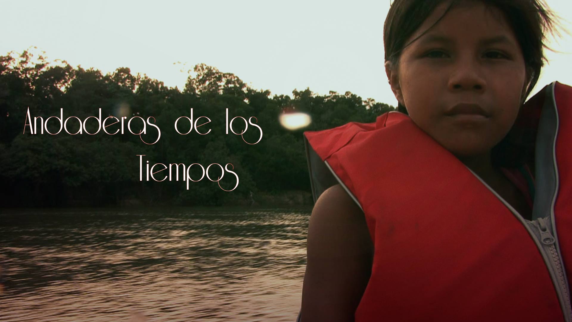 Niña indigena del pueblo Amorúa con chaleco salvavidas. Al fondo el rio con vegetación selvática.