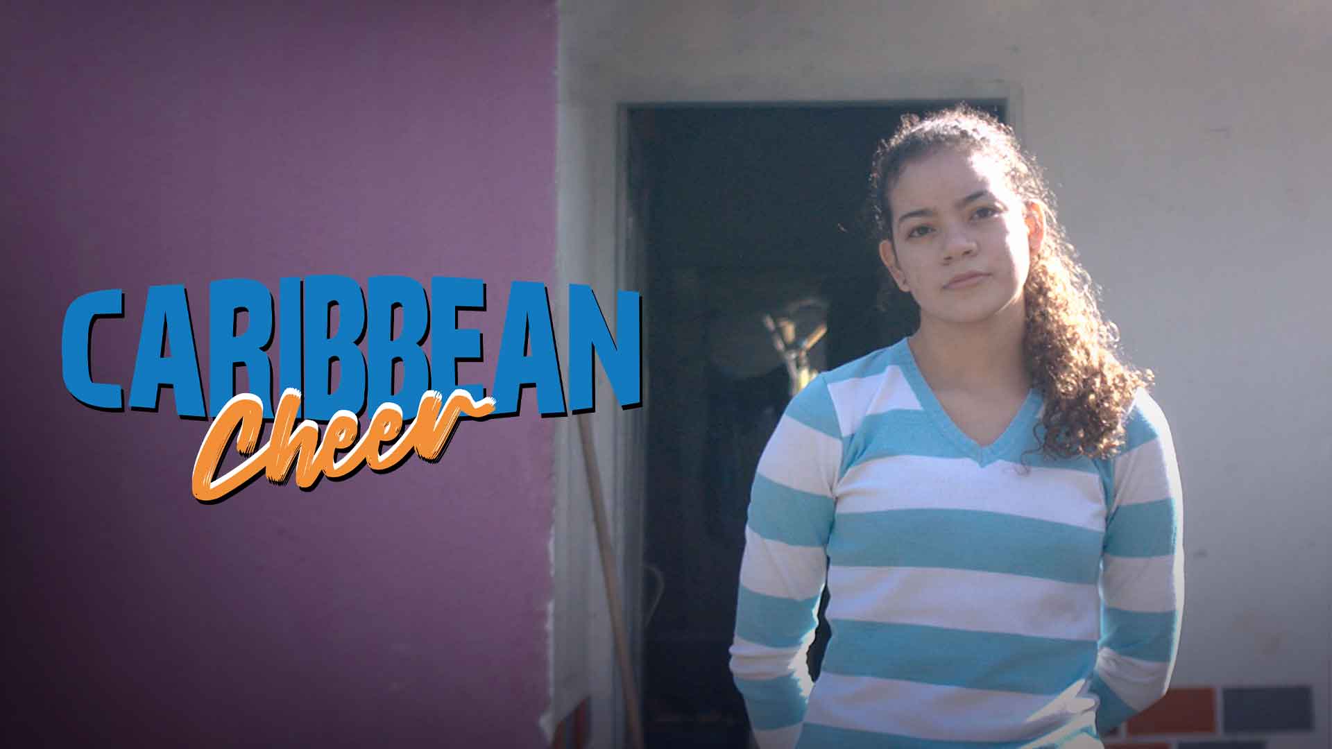 Mujer joven en la terraza de su casa 