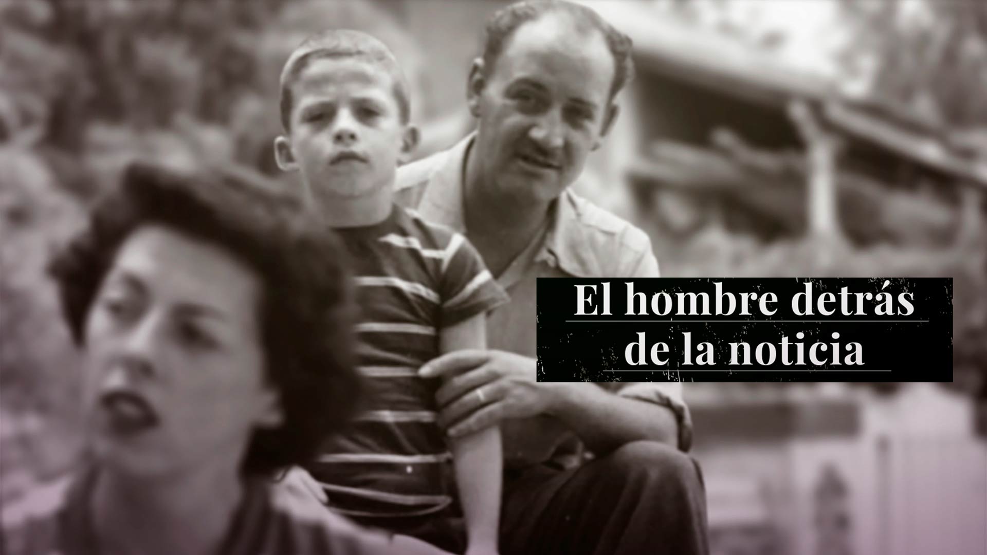 Hombre abrazando a un niño y mujer mirando al horizonte 