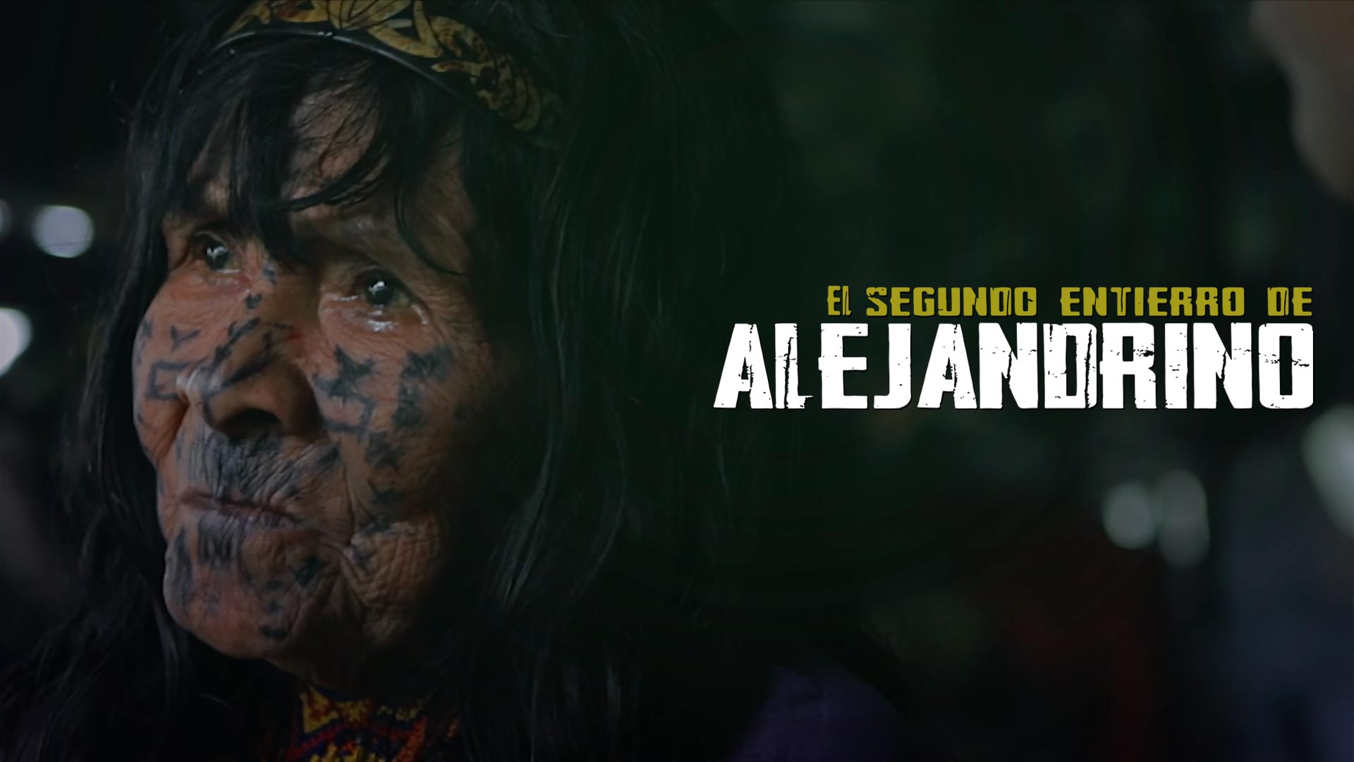 adulta mayor indígena con los ojos llorosos y cara pintada