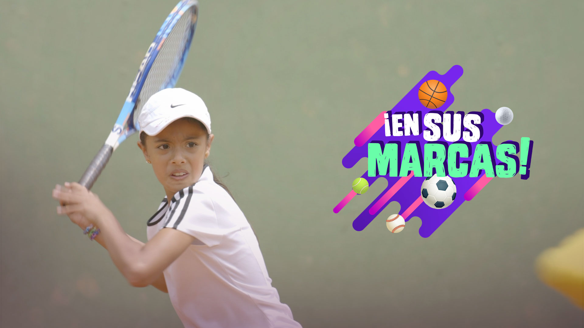 Niña jugando tennis