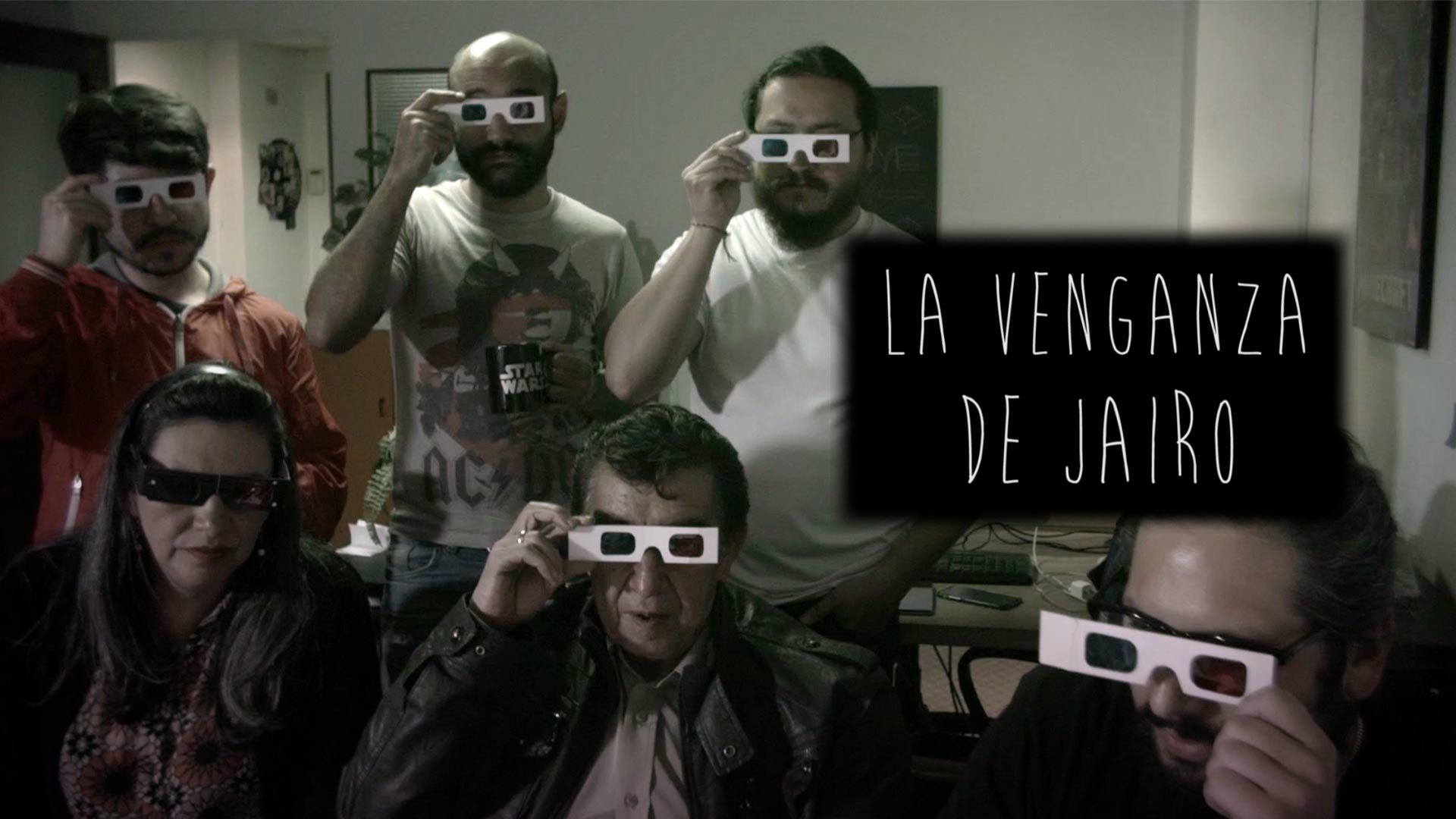 Grupo de personas con gafas para ver en 3D dentro de un apartamento.