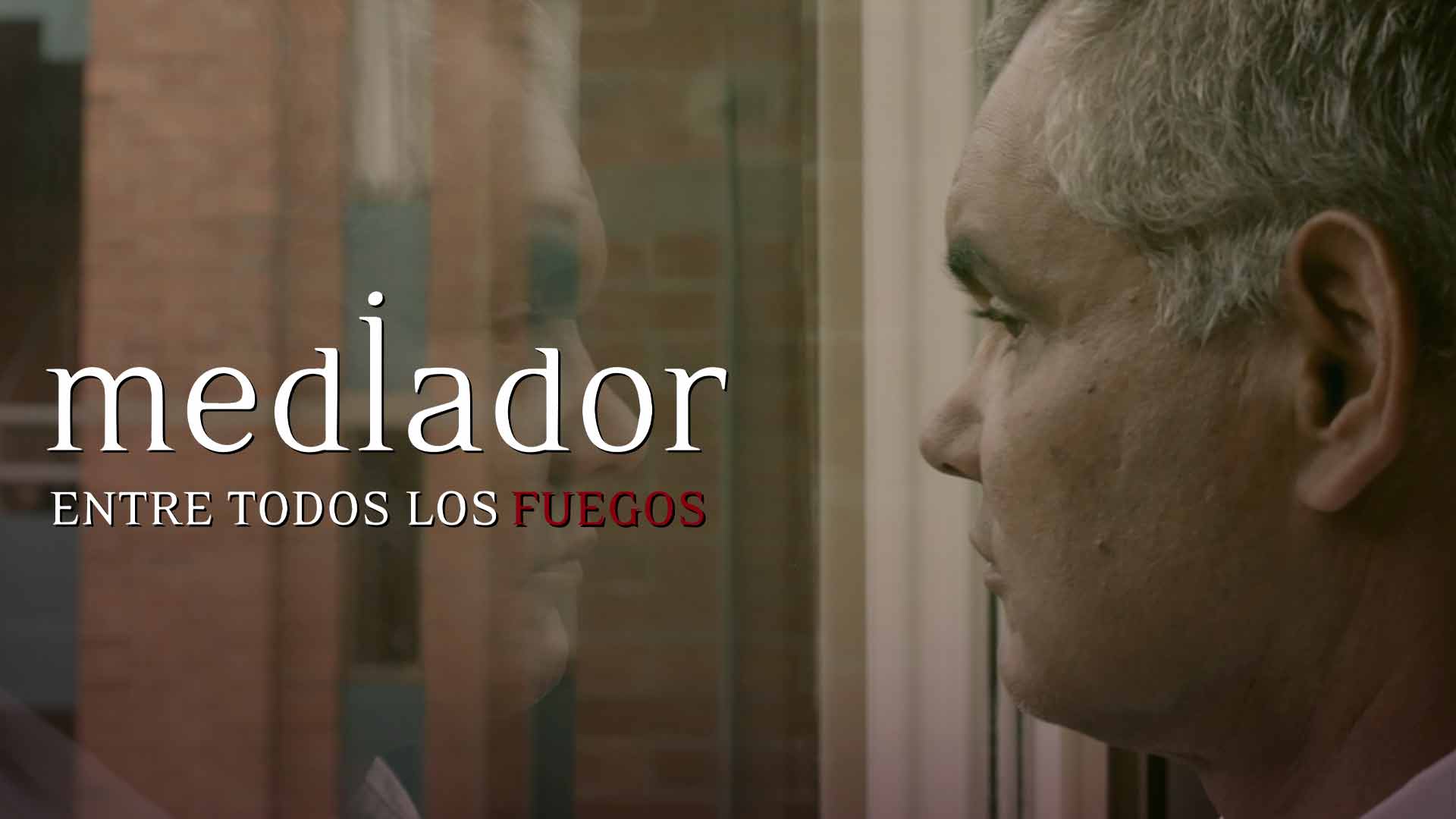 Hombre adulto mayor observando a través de la ventana