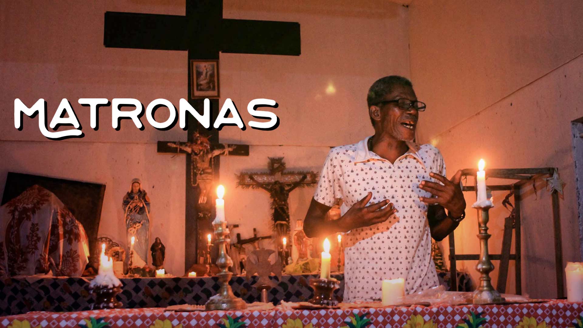 hombre adulto afrodescendiente en una iglesia católica predicando la palabra de Jesucristo