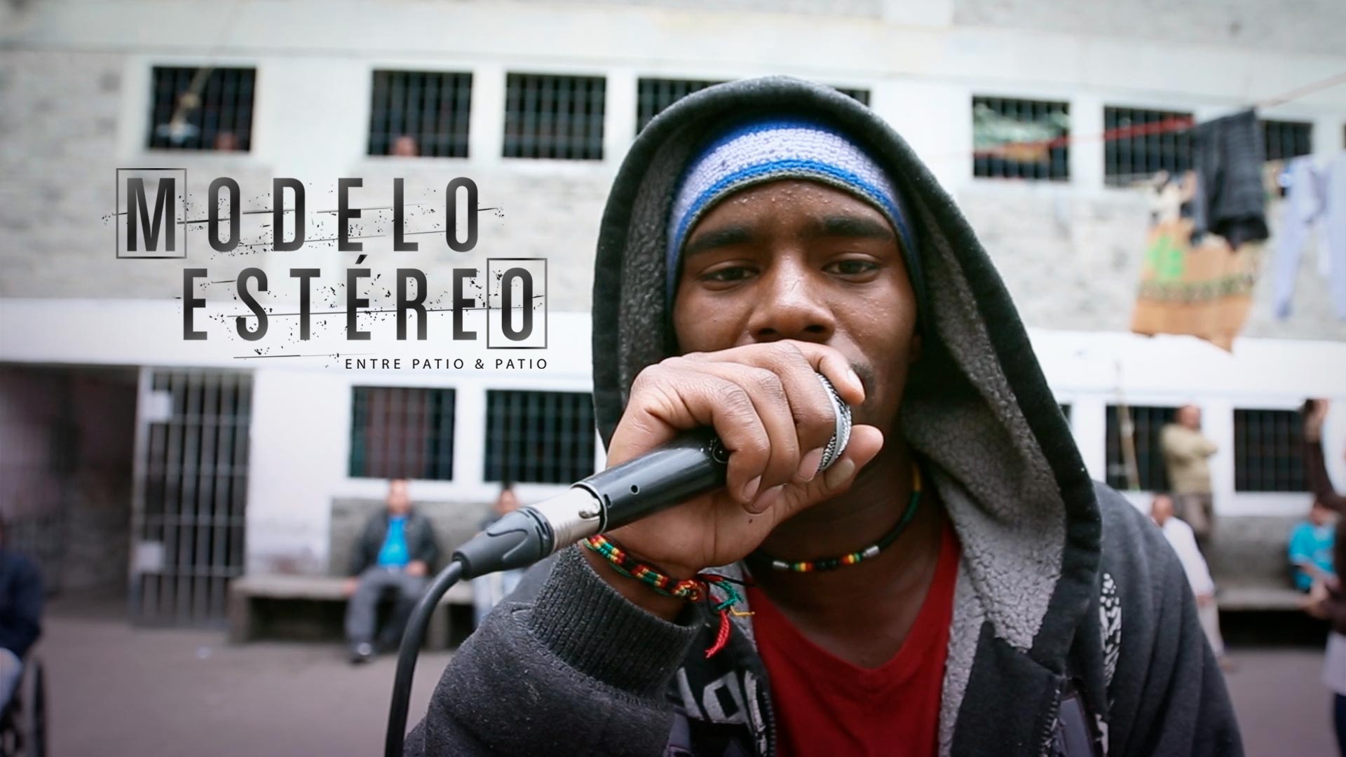 Joven afro cantando rap en el patio de La Cárcel Modelo de Bogotá 