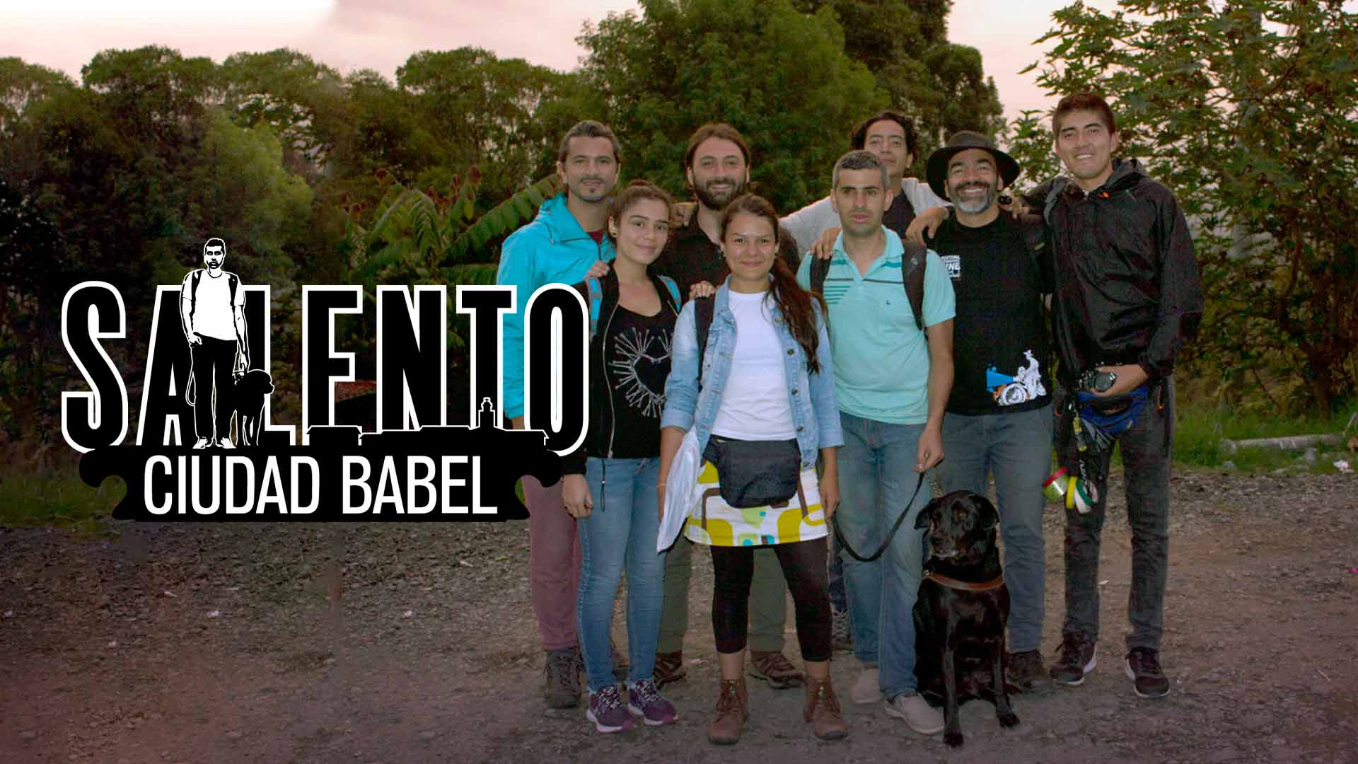 Fotografía de un grupo de personas en una zona verde 