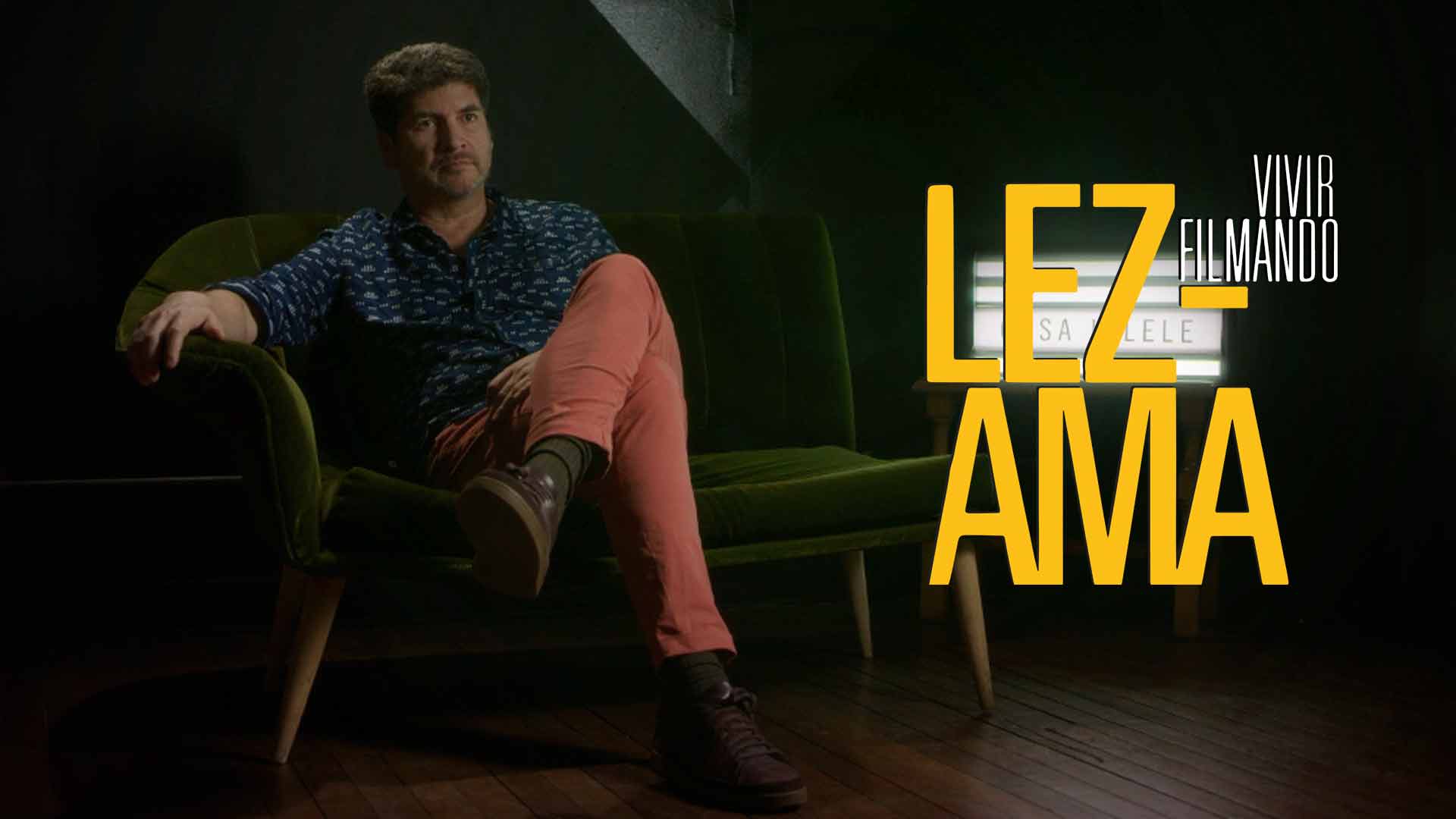 hombre adulto sentado cruzando las piernas