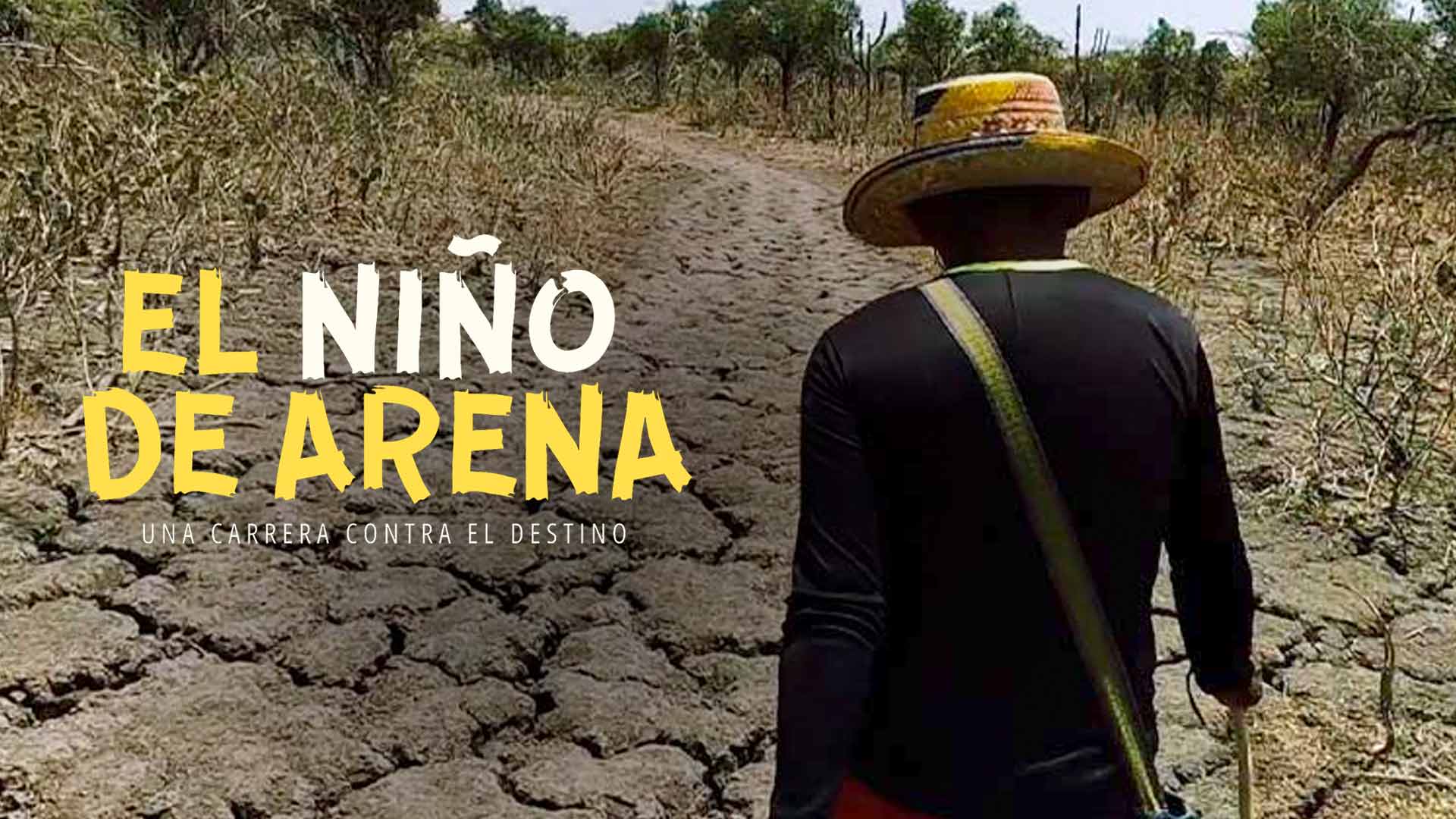 Joven indígena de espalda caminando por una zona árida en el desierto