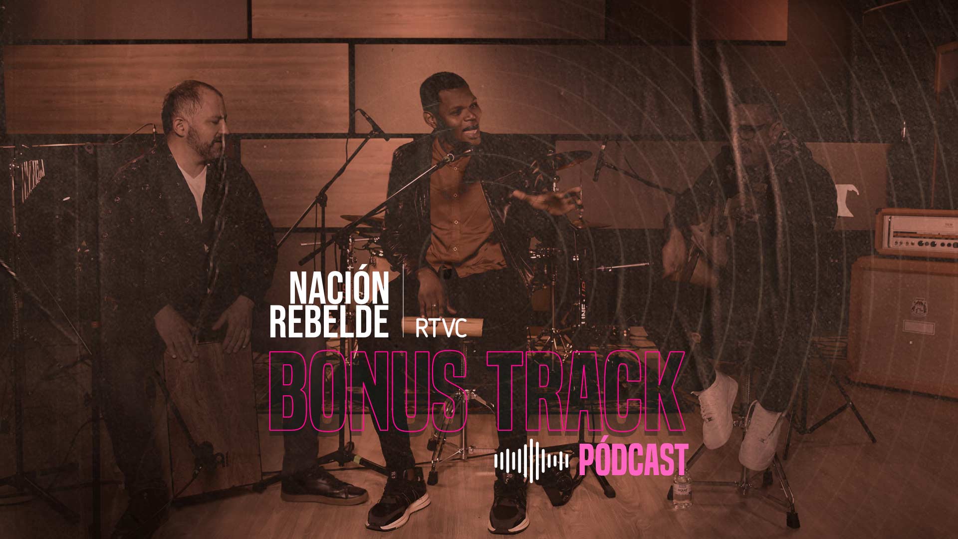 personas reunidas cantando 