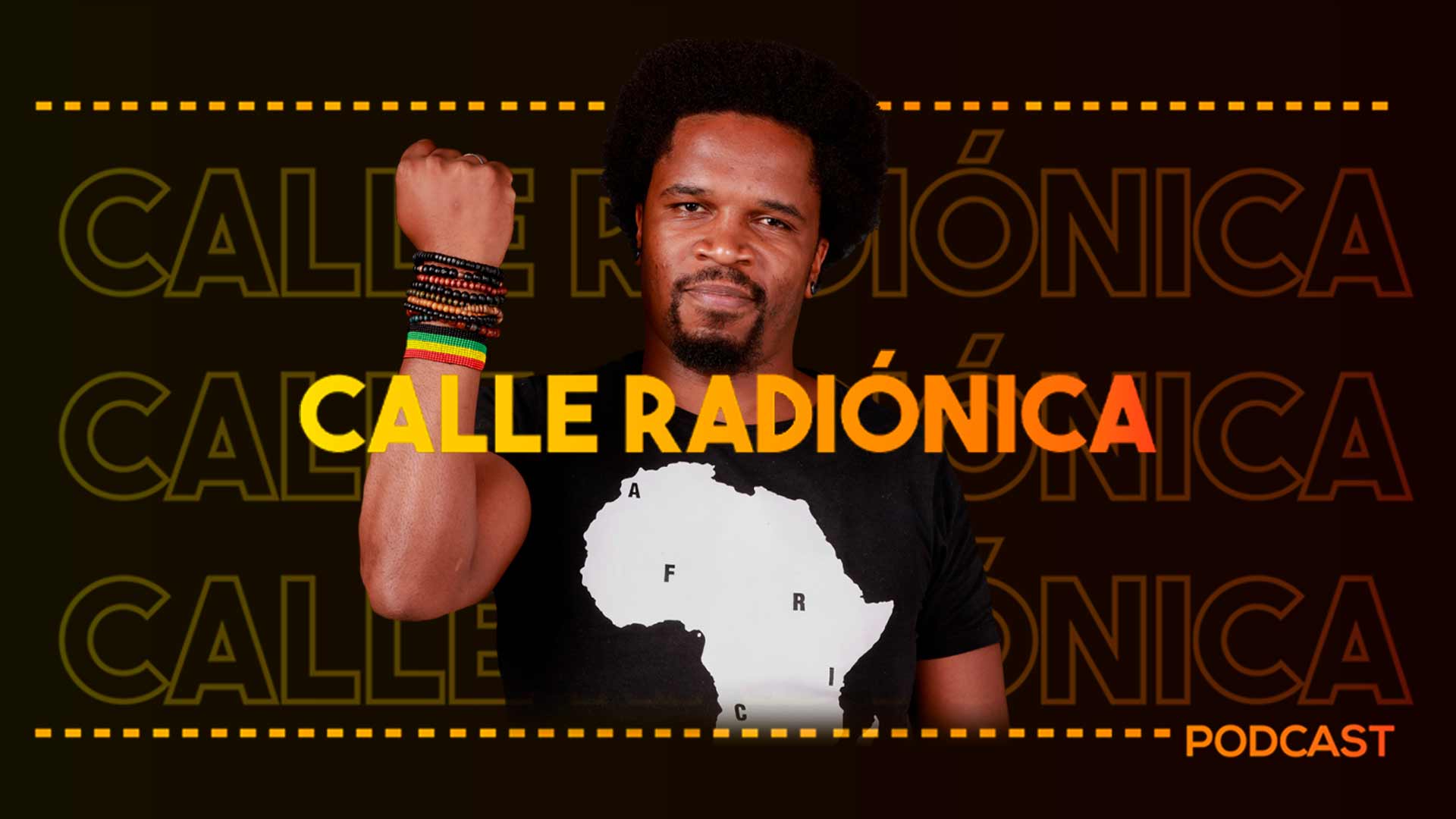 Hombre afro levantando su mano derecha